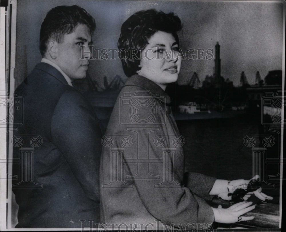 1958 Press Photo Shah of Iran sits at piano - Historic Images