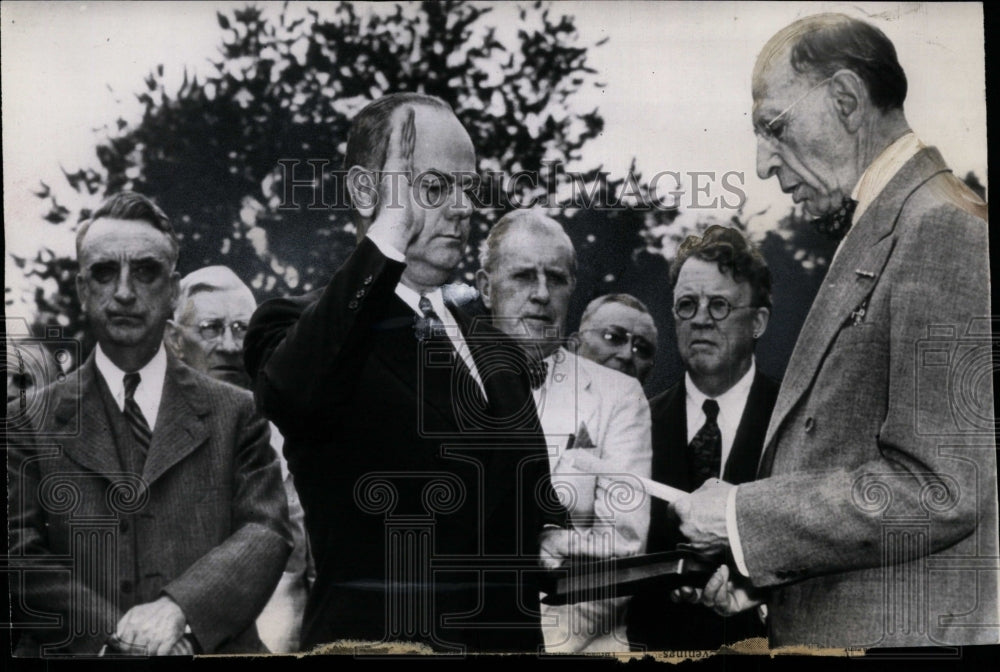 1945 Press Photo John Snyder sworn in at the White House by Lawrence Groner - Historic Images