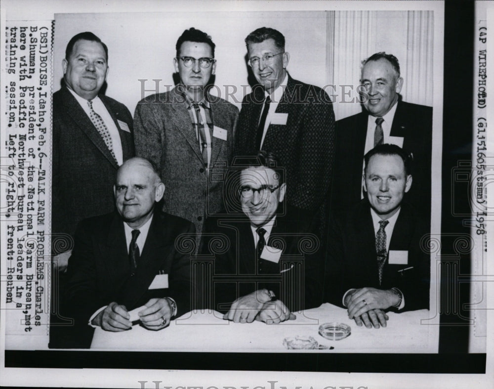 1958 Press Photo Charles B. Shuman with leaders in a farm training session - Historic Images