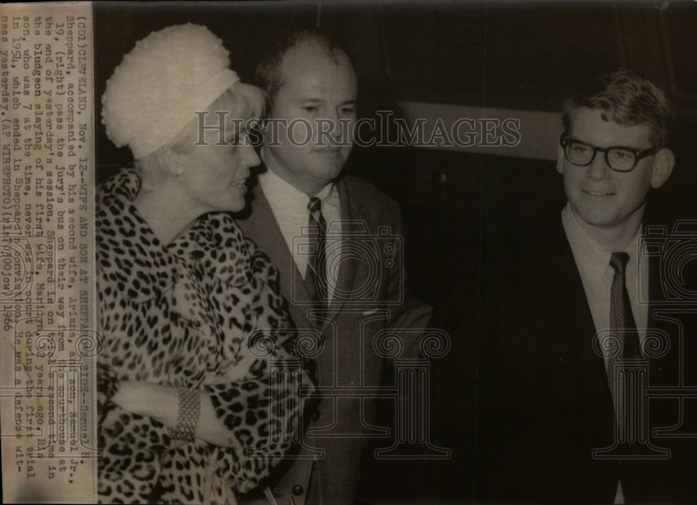 1966 Press Photo Dr. Sam Sheppard, with wife and son, leave court house-Historic Images