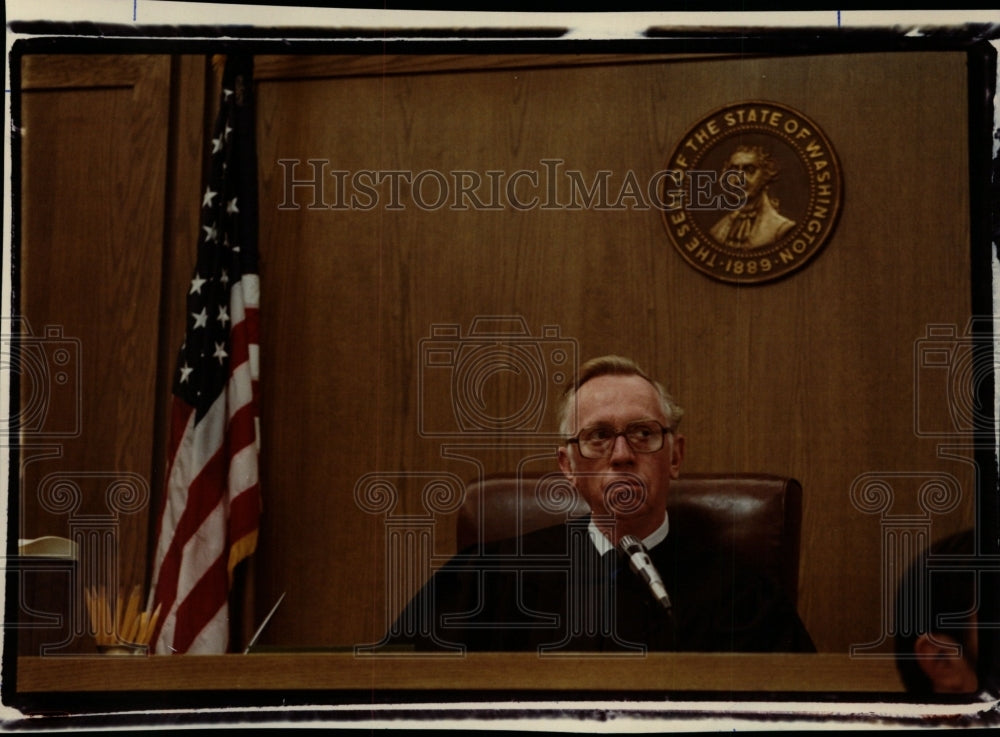 1981 Press Photo Judge George Shield sitting on bench during trial - Historic Images