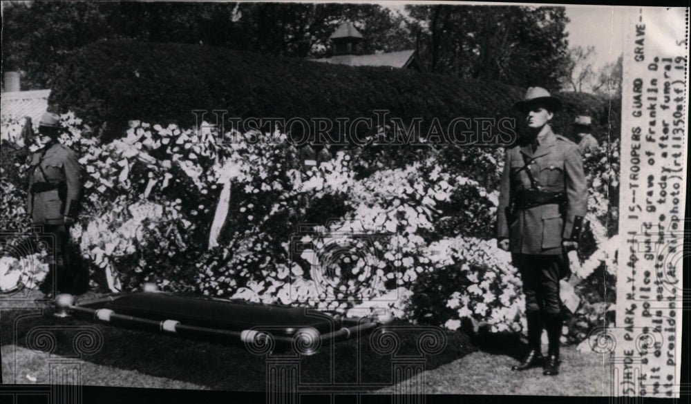 1945 Police guard grave of Franklin D. Roosevelt - Historic Images