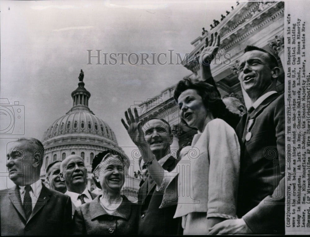 1961 Press Photo Astronaut Alan B. Shepard and wife, wave to Capitol crowds - Historic Images