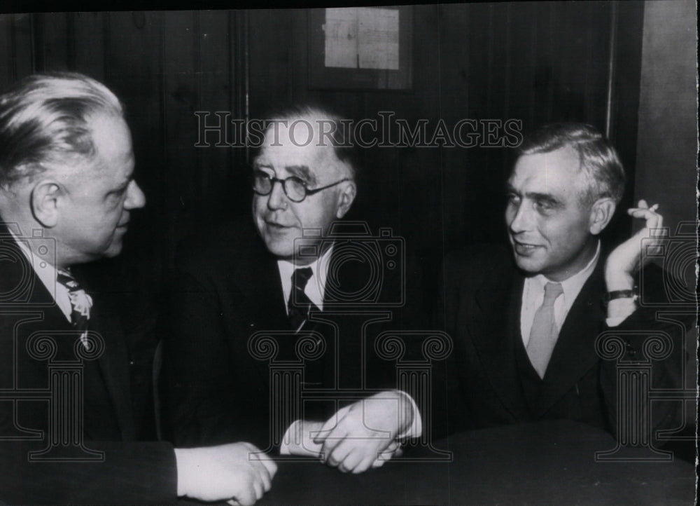1945 Press Photo Secretary of Labor Schwellenbach met with Labor leaders - Historic Images