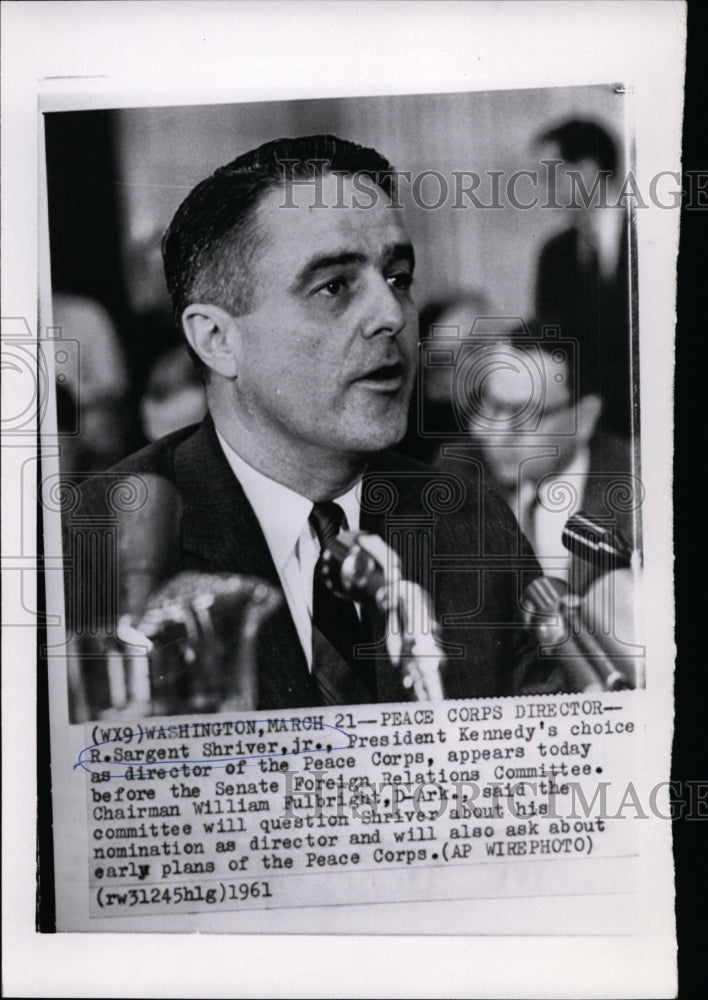 1961 Press Photo Peace Corps director R. Sargent Shriver, Jr. at meeting - Historic Images