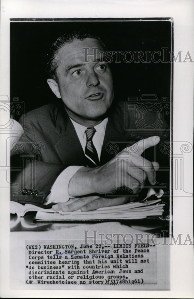 1961 Press Photo Director R Sargent Shriver of Peace Corps makes limits in field - Historic Images