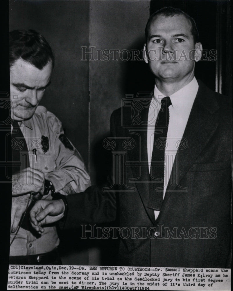 1954 Dr. Samuel Sheppard unshackled by Deputy Sheriff James Kilroy - Historic Images