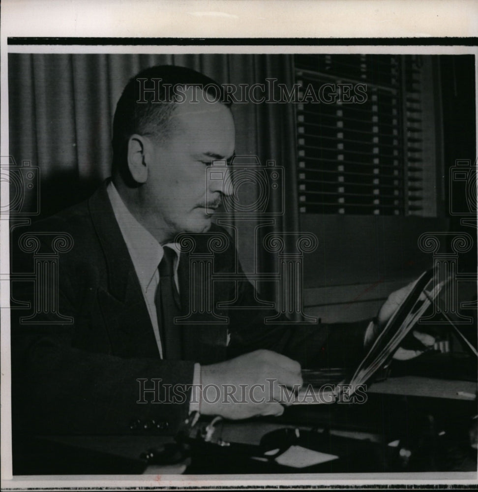 1955 Press Photo David F. Shaw of the Atomic Energy Commission Program - Historic Images