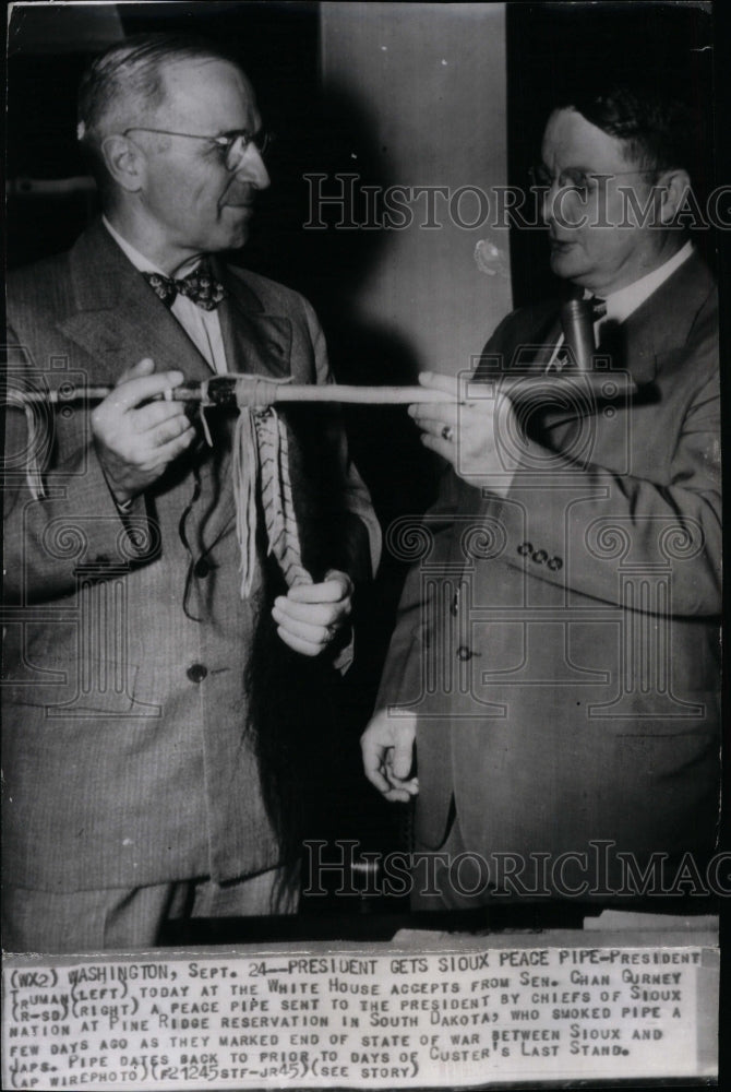 1945 Press Photo President Truman accepts peace pipe from Senator Chan Gurney - Historic Images