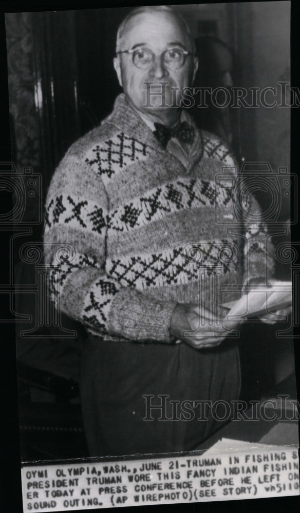 1945 Press Photo President Truman wore fancy Indian fishing sweater at meeting - Historic Images