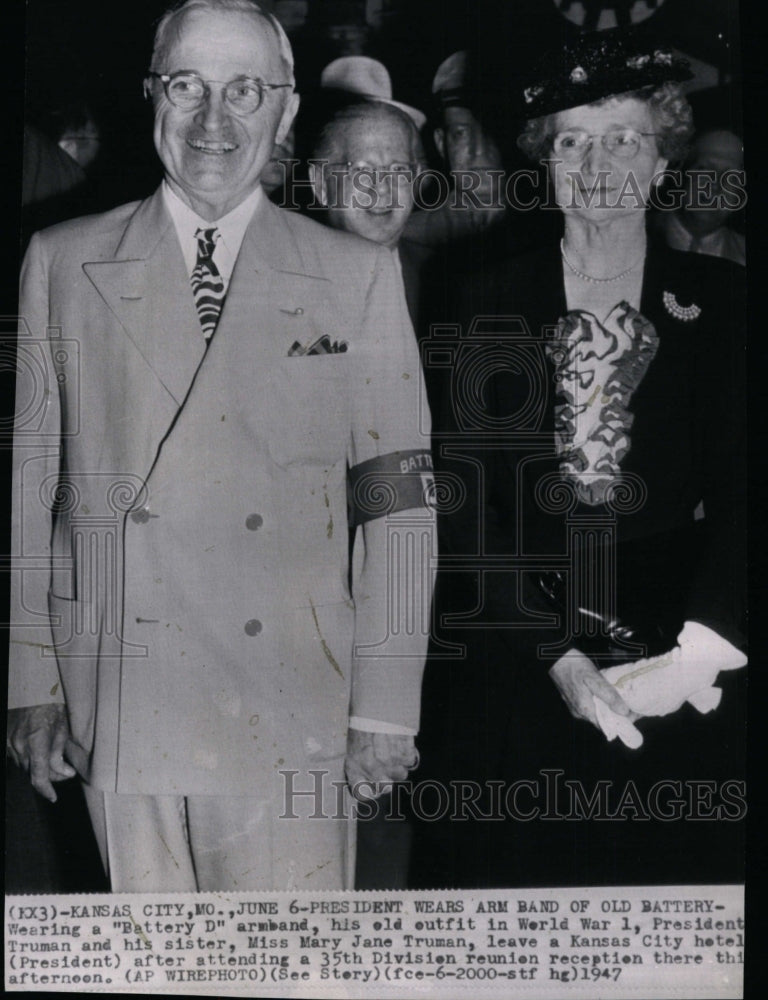 1947 Press Photo President Truman &amp; sister Miss Mary Jan in &quot;Battery D&quot; armband - Historic Images