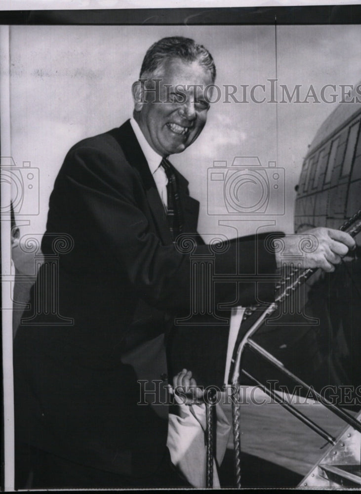 1957 Press Photo Neil H. McElroy, boards plane in Washington, D.C. - Historic Images