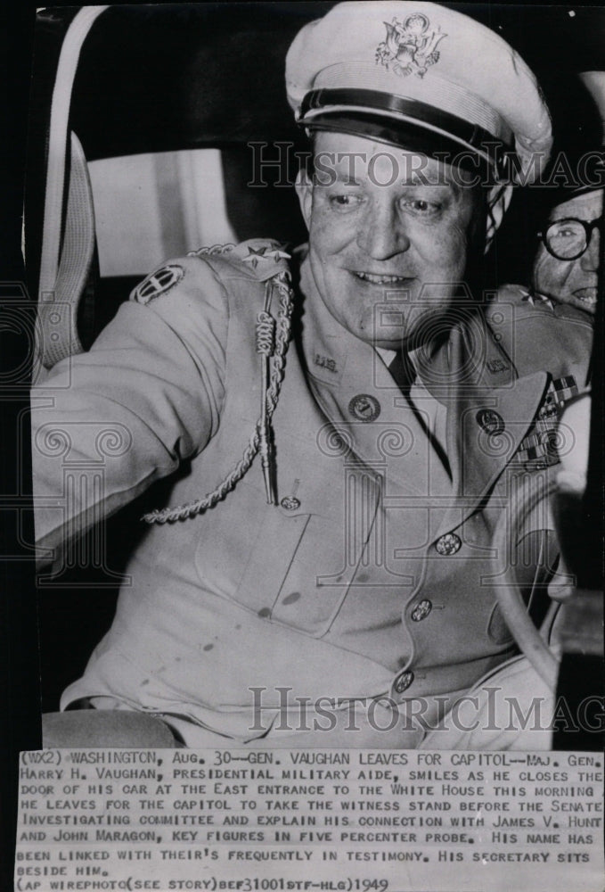 1949 Press Photo Maj. General Harry Vaughan leaves for Senate hearing at Capitol - Historic Images