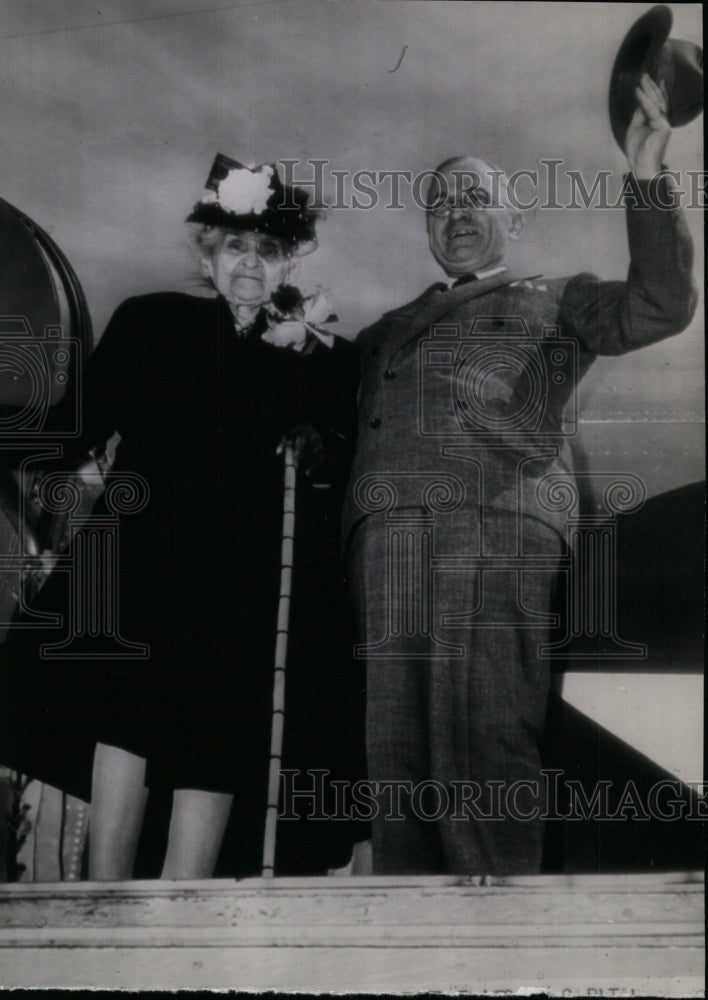 1945 Press Photo President Truman, waves his hat as he aids his mother. - Historic Images
