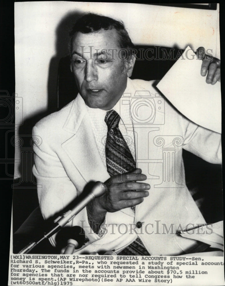 1975 Press Photo Senator Richard S. Schweiker of Pennsylvania, speaks to press - Historic Images