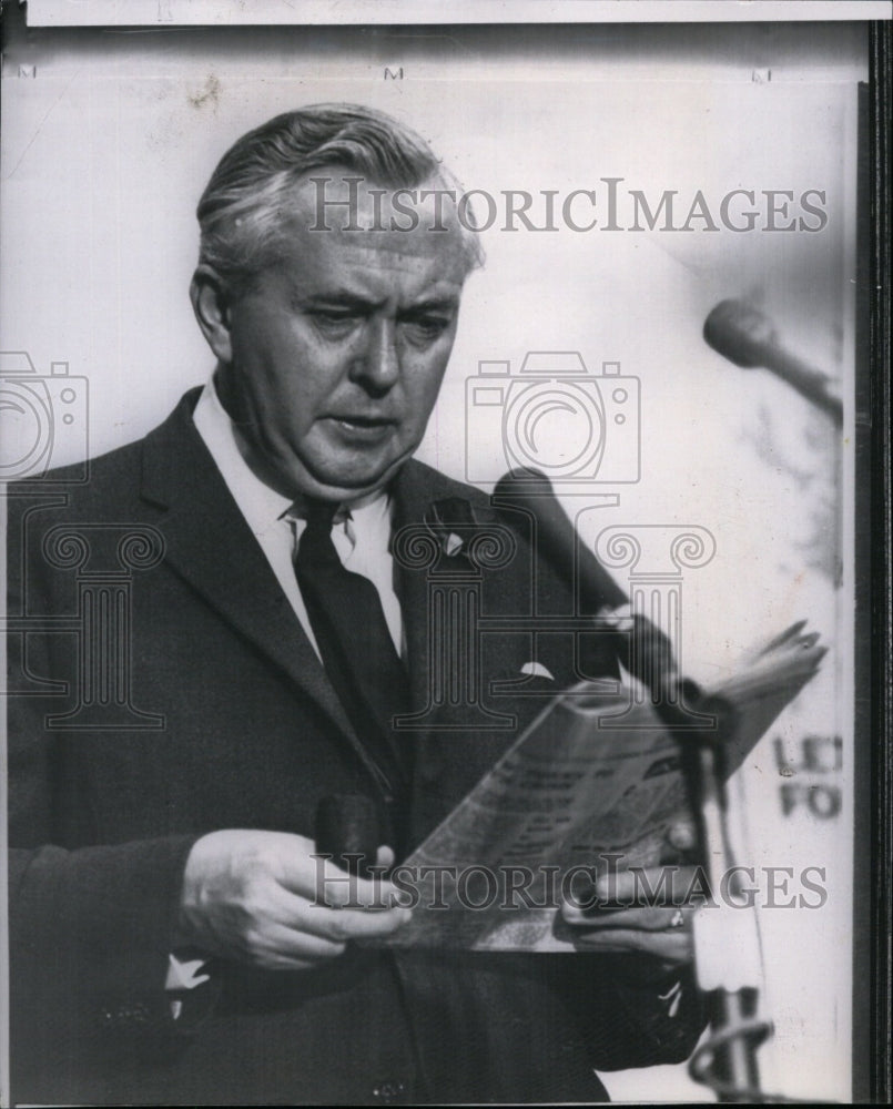 1964 Press Photo Harold Wilson on stage on one of his campaigns - Historic Images