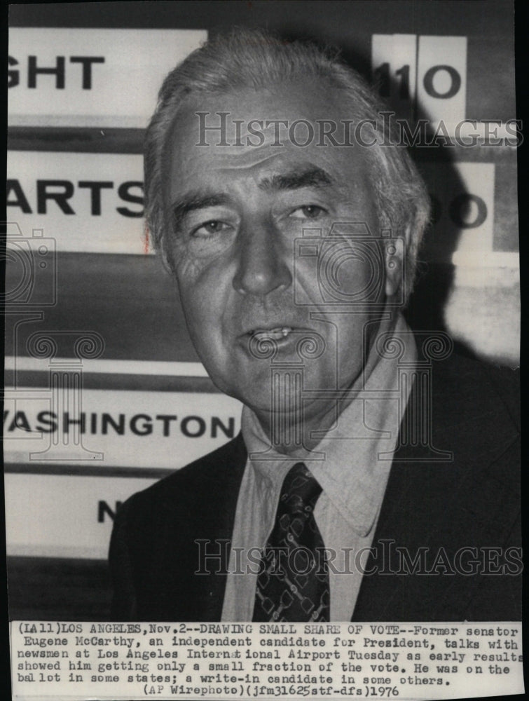 1976 Press Photo Former senator Eugene McCarthy at Los Angeles airport - Historic Images