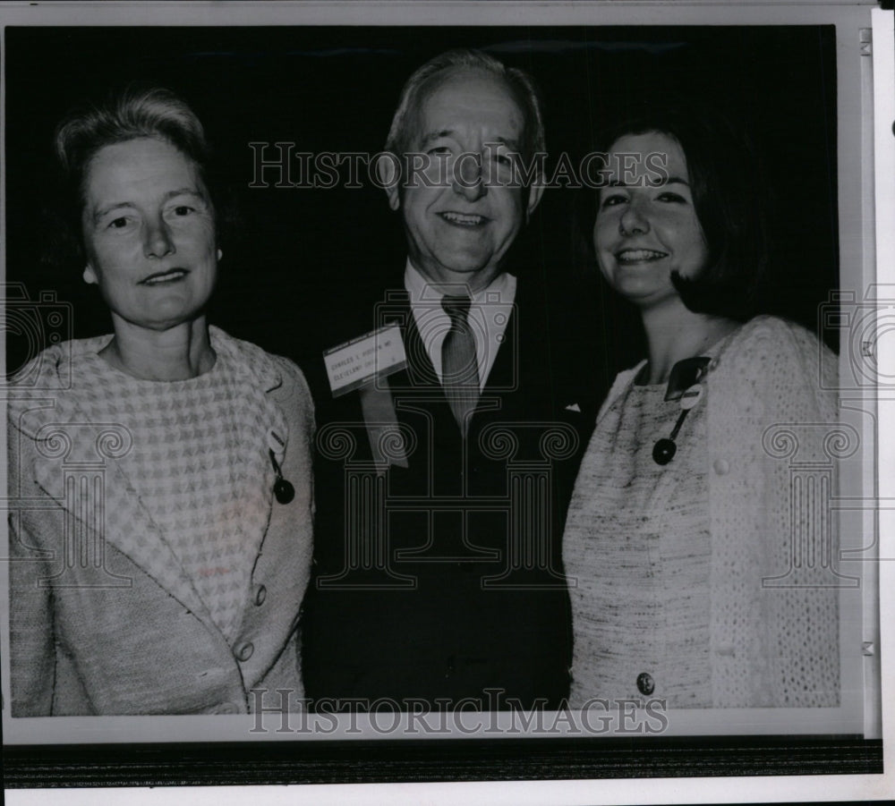 1965 Press Photo Dr. Charles L. Hudson, stands with wife Ruth &amp; Daughter Judith. - Historic Images