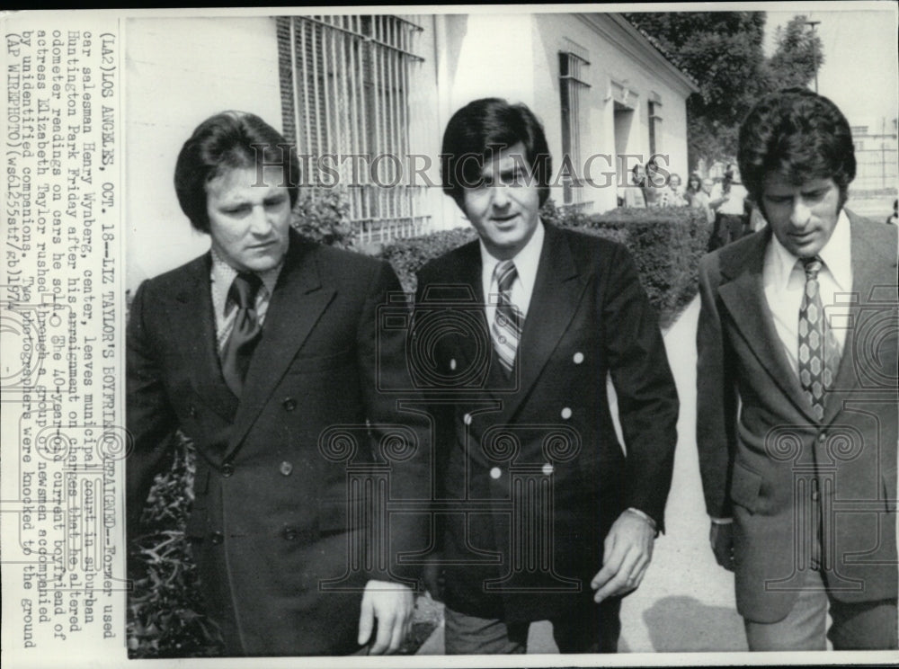 1974 Press Photo Actress Elizabeth Taylor&#39;s boyfriend, Henry Wynberg, arrested - Historic Images