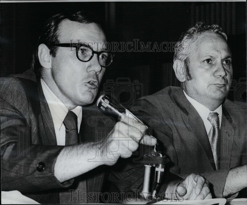 1971 Press Photo  Kenneth Yablonski and UMW official Nick DeVince. - Historic Images
