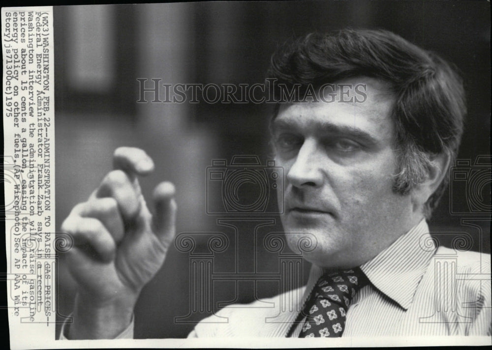 1975 Press Photo Federal Energy Administrator Frank Zarb speaks in Washington - Historic Images