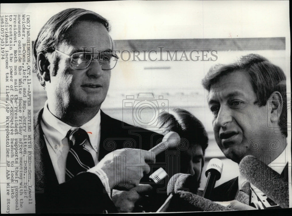 1974 Press Photo Senator Lowell Weiker &amp; Rep. Jerry Litton, brief newsmen. - Historic Images