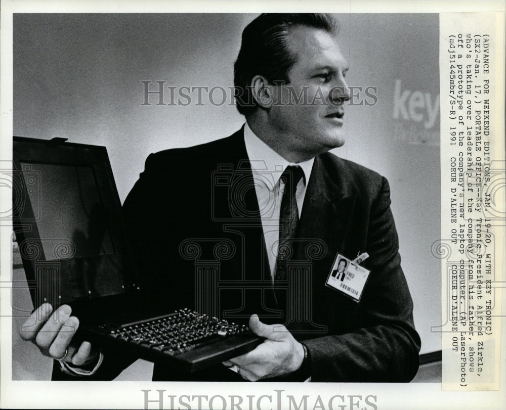 1991 Press Photo Key Tronic President Alfred Zirkle, shows prototype of laptop. - Historic Images