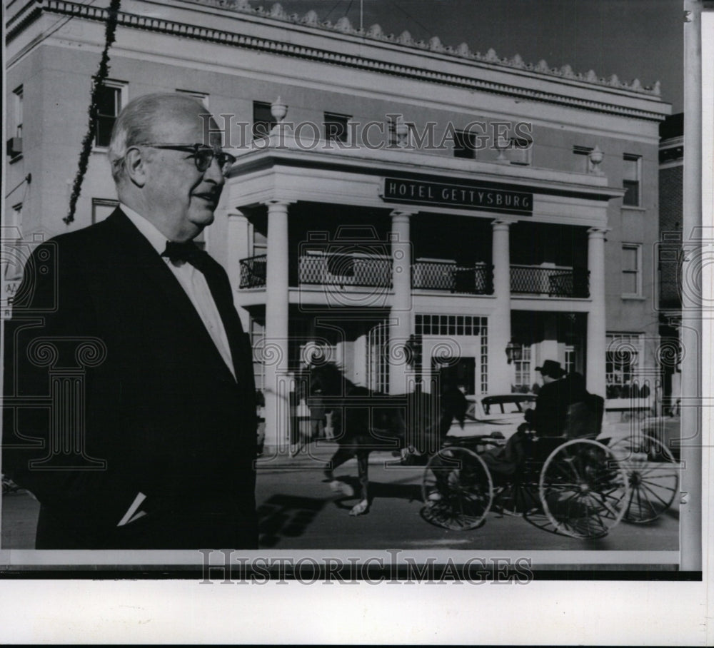 1964 Press Photo An Amish man and wife drive past hotel in horse and buggy - Historic Images