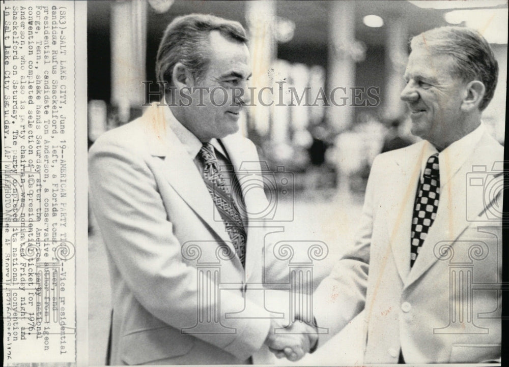 1976 Press Photo Rufus Shackelford and Tom Anderson shake hands after nomination - Historic Images