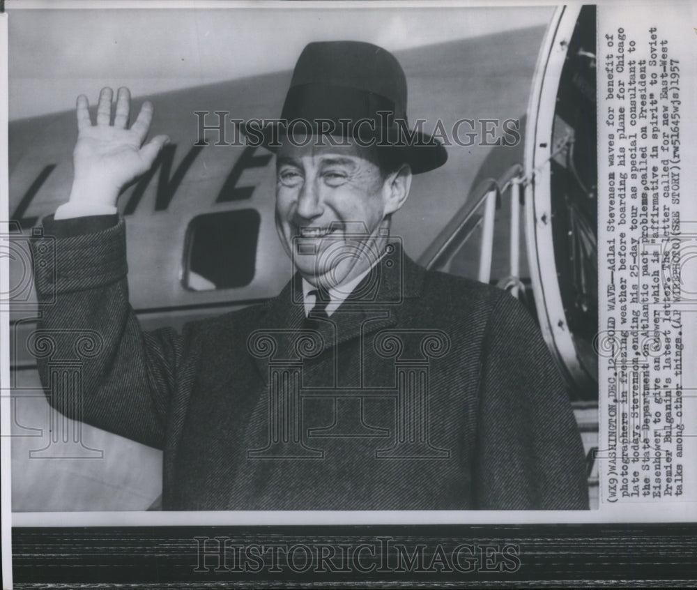 1957 Press Photo Adlai Stevenson waves before boarding plane for Chicago - Historic Images