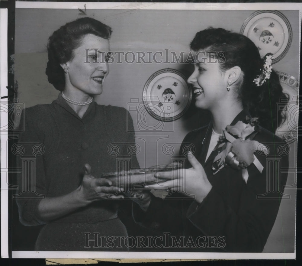 1954 Press Photo Mrs. Richard Nixon received pie from Beverley Jones - Historic Images