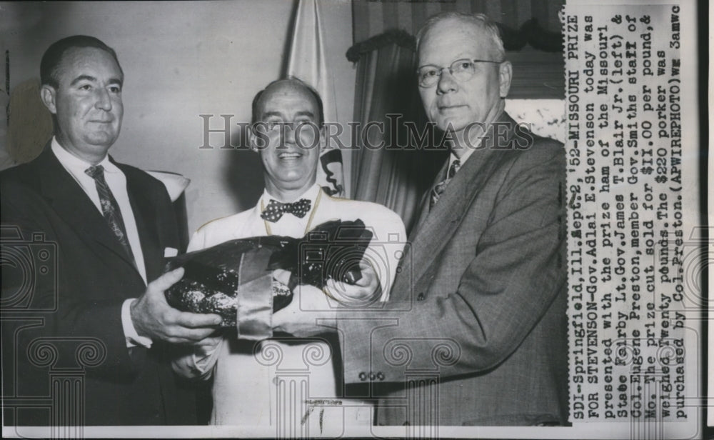 1952 Press Photo Adlai Stevenson presented with Missouri State prize ham - Historic Images