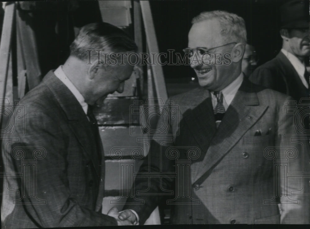 1945 Press Photo President Truman, greeted by Governor Mon Wallgren. - Historic Images