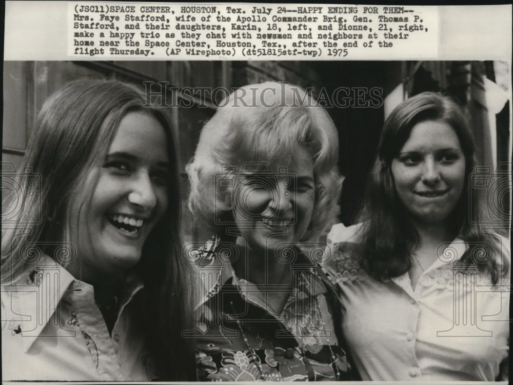 1975 Press Photo Brigadier General Thomas Stafford&#39;s family meet with newsmen - Historic Images