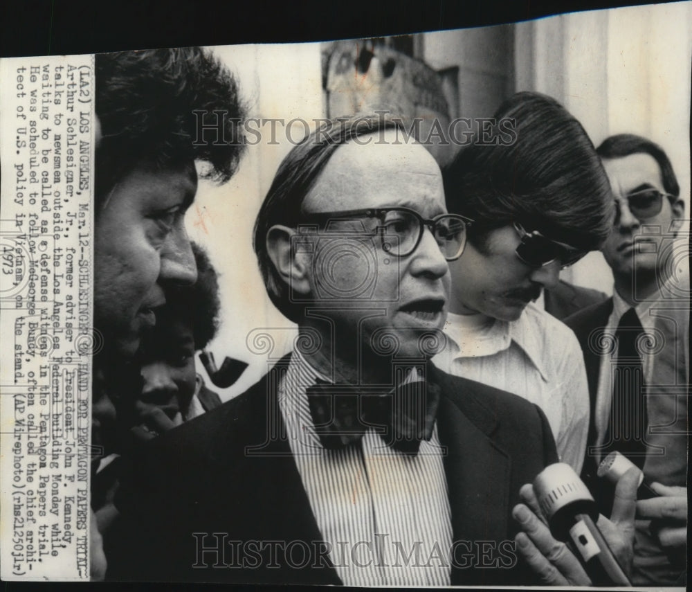 1973 Press Photo Arthur Schlesigner Jr. talks to newsmen at Federal Building- Historic Images