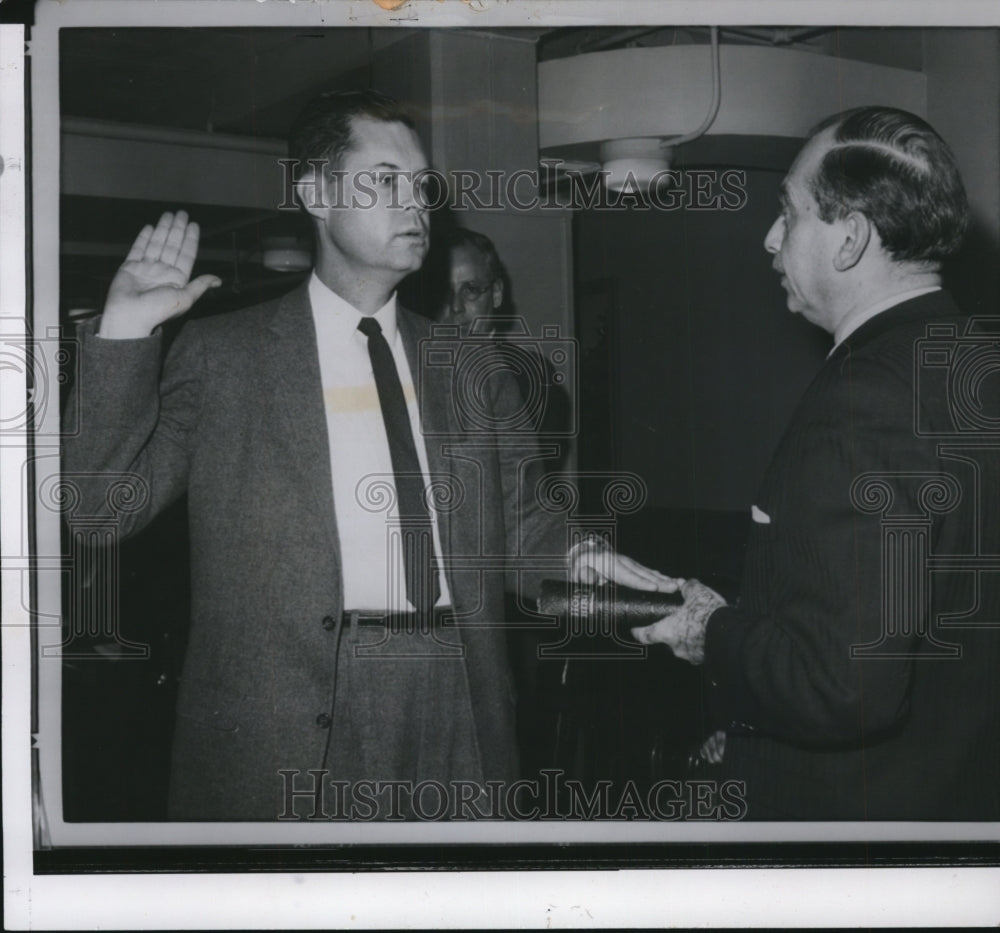 1960 Press Photo Jack M. Whitney II, sworn in Securities &amp; Exchange Commission. - Historic Images