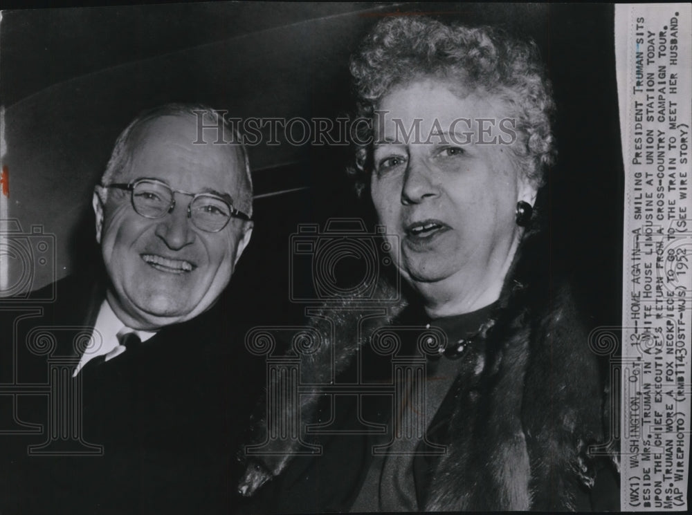 1952 Press Photo President Truman, sitting beside Mrs. Truman in limousine. - Historic Images