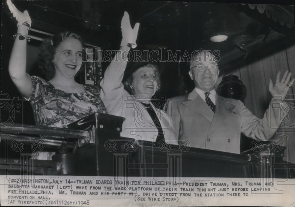 1948 Press Photo Pres. Truman on the back of his train leaving for Philadelphia - Historic Images