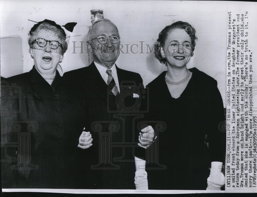 1955 Press Photo Former president Truman and wife greet their daughter from tour - Historic Images