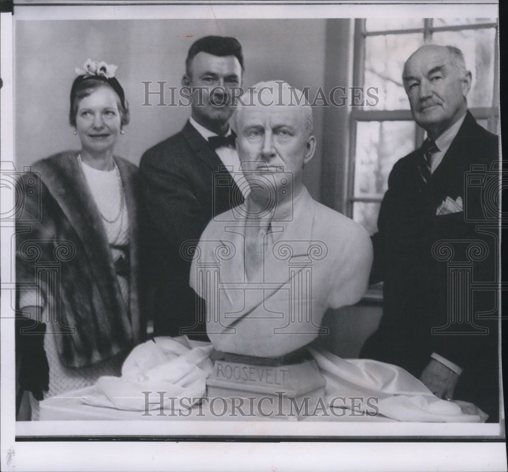 1963 Press Photo Sculptor John Williamson &amp; Wife unveil Franklin Roosevelt Bust. - Historic Images