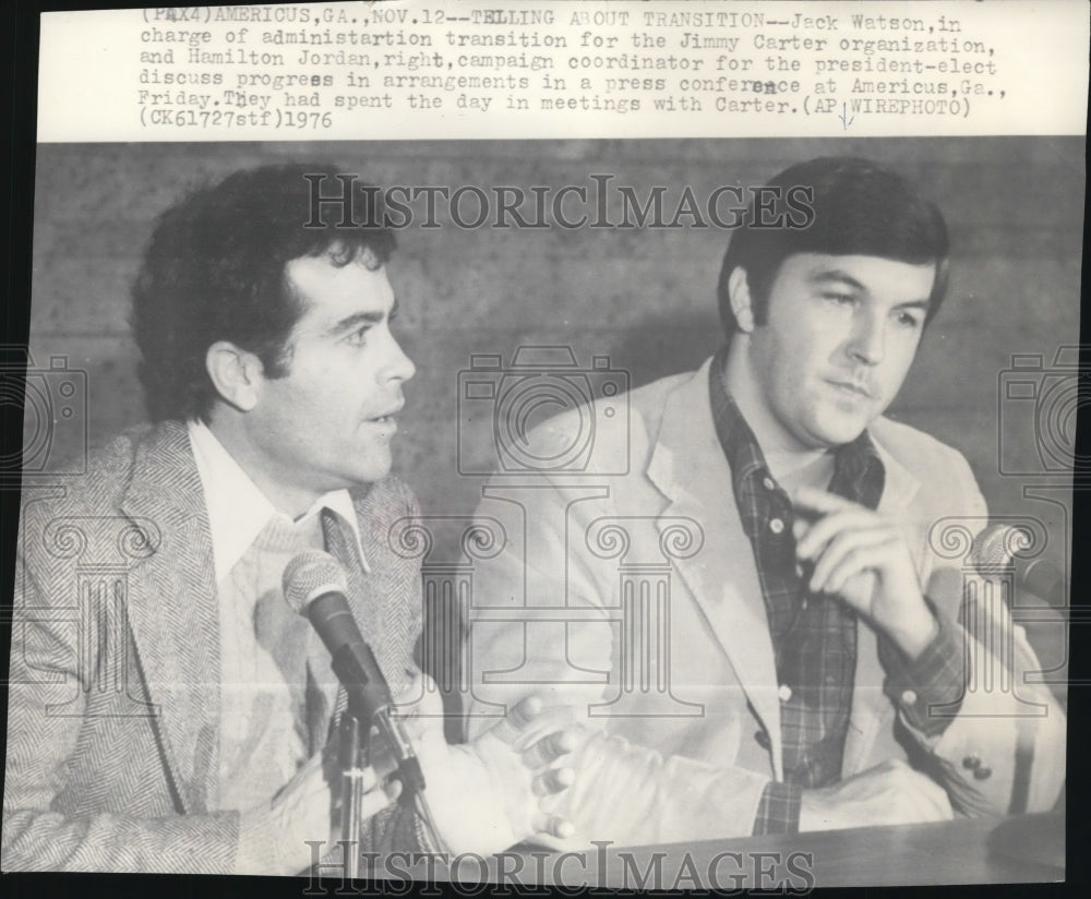 1976 Press Photo Jack Watson &amp; Hamilton Jordan discuss arrangements in meeting - Historic Images