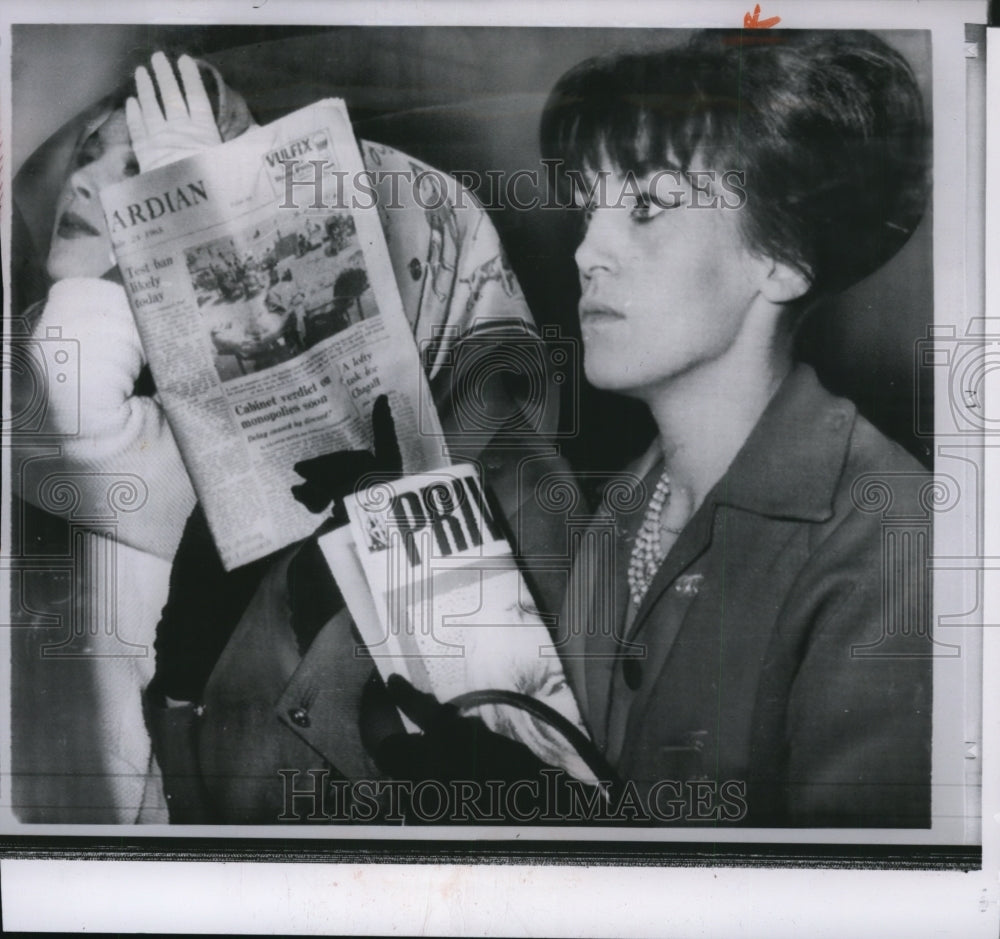 1963 Press Photo Brenda O&#39;Neill &amp;Vicky Barrett, covered by paper, leave court - Historic Images