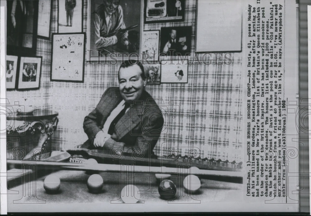 1963 Press Photo Britain&#39;s Queen Elizabeth II honors snooker champion Joe Davis- Historic Images