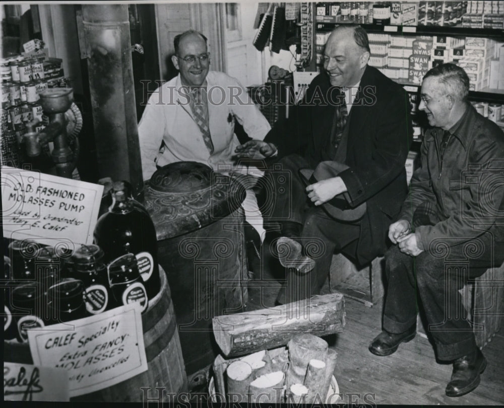 1952 Press Photo Harold Stassen with old-fashioned wood stove in East Barrington - Historic Images