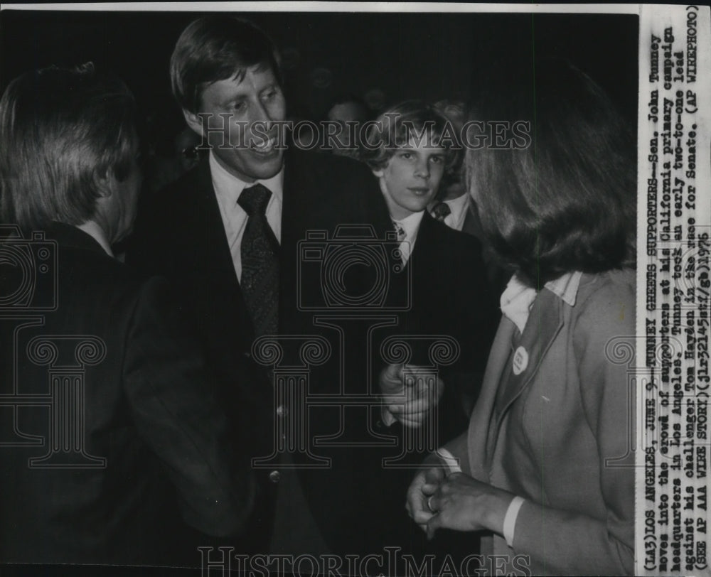 1976 Press Photo Senator John Tunney at his campaign headquarters in Los Angeles-Historic Images