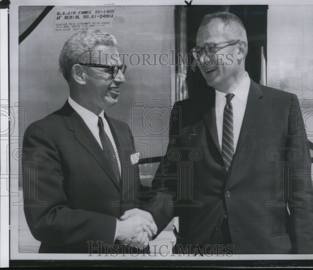 1962 Press Photo Sec. Arthur Goldberg and W. Willard Wirtz at Washington airport - Historic Images