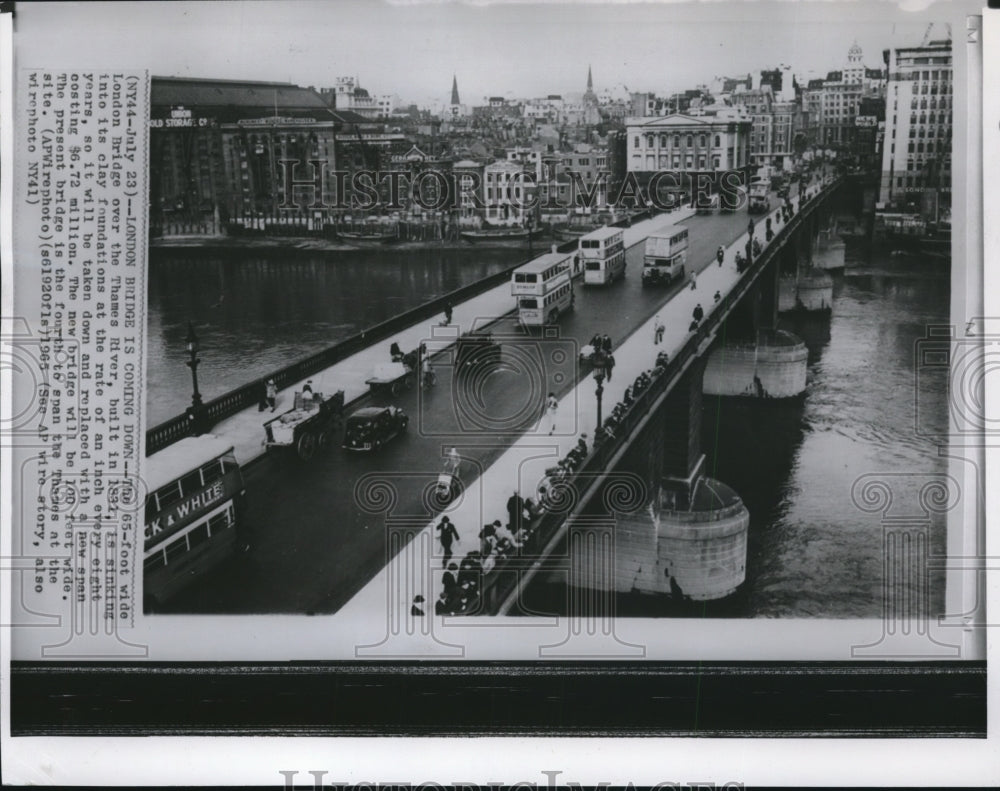 1965 Press Photo The London Bridge which sits over the Thames River - Historic Images