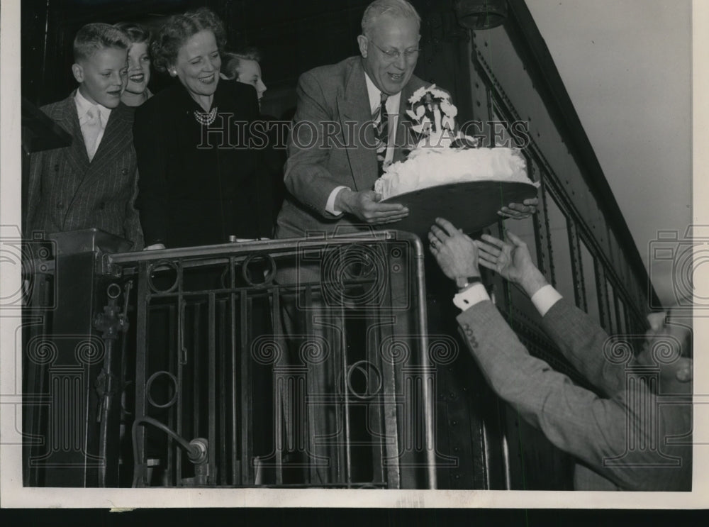 1948 Press Photo Governor Earl Warren receives cake for his wedding anniversary - Historic Images
