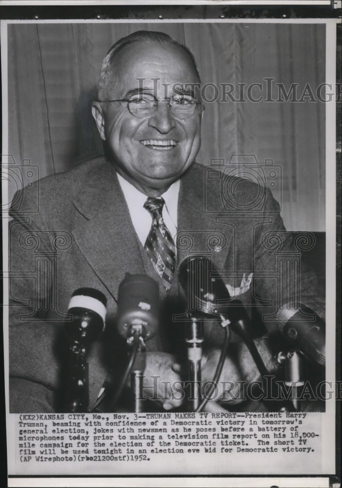 1952 Press Photo President Harry Truman jokes with newsmen during conference-Historic Images