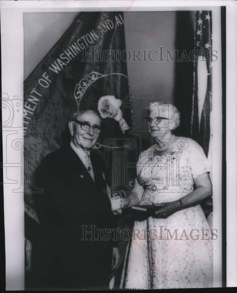 1958 Frank McKnight &amp; Mrs. Harriet Wallace at Spanish War department - Historic Images